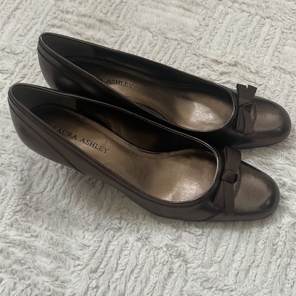 Laura Ashley Marilyn heels in color Bronze Size 8.5, New in box - Picture 7 of 16